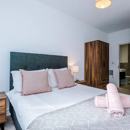Modern -2 Min Walk From Station Лідс