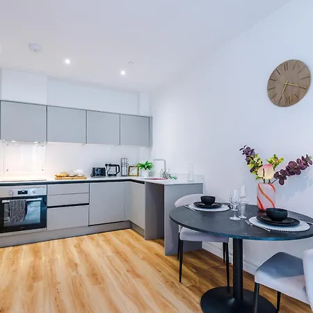 Modern -2 Min Walk From Station Апартаменти
