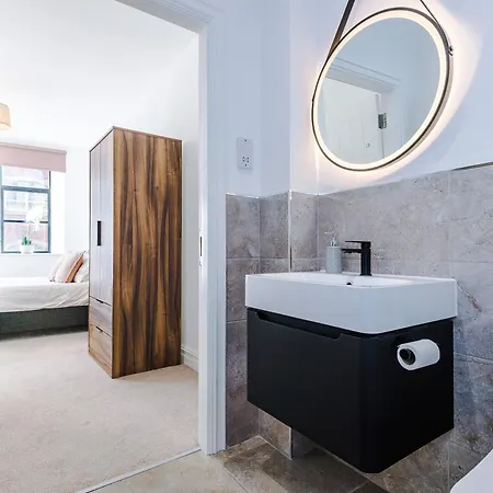 Modern -2 Min Walk From Station Лідс