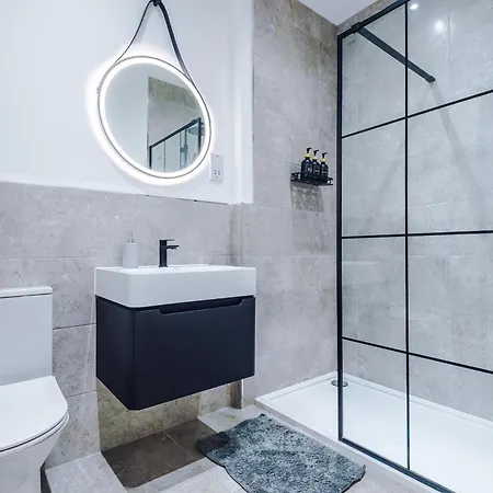 Modern -2 Min Walk From Station Апартаменти