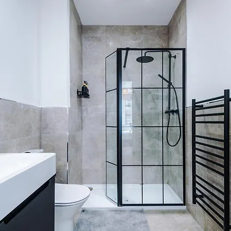Modern -2 Min Walk From Station Апартаменти *