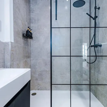 Modern -2 Min Walk From Station Апартаменти Лідс