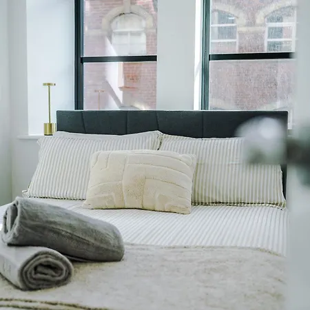 Modern -2 Min Walk From Station Лідс