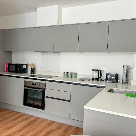 Apartment Modern Leeds -2 Min Walk From Station *