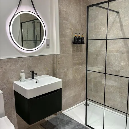 Modern Leeds -2 Min Walk From Station *