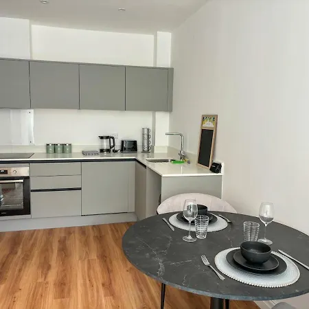 Modern Leeds -2 Min Walk From Station *