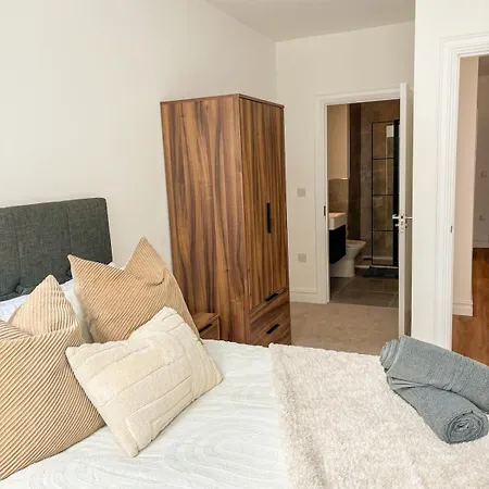 Modern Leeds -2 Min Walk From Station Apartment