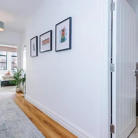 Modern -2 Min Walk From Station *