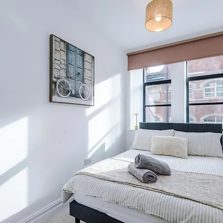 Modern -2 Min Walk From Station