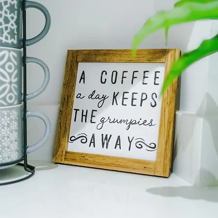 Modern -2 Min Walk From Station Lägenhet