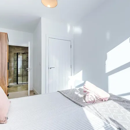 Modern -2 Min Walk From Station *