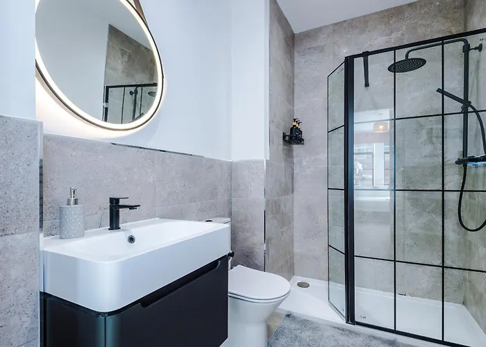 Modern -2 Min Walk From Station Apartment