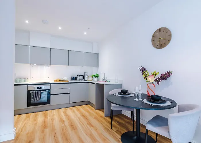 Modern -2 Min Walk From Station Apartment