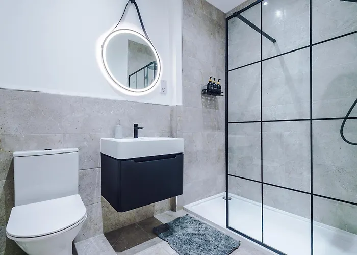 Modern -2 Min Walk From Station Apartment