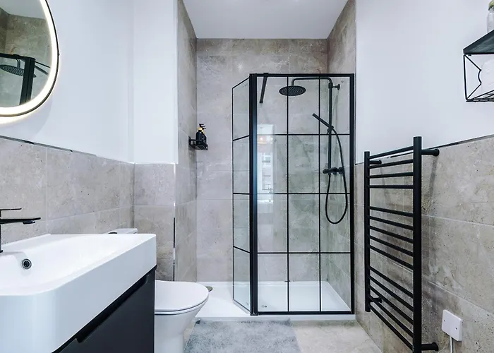 Modern -2 Min Walk From Station Apartment *