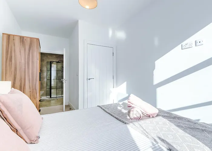 Modern -2 Min Walk From Station *