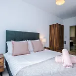 Modern -2 Min Walk From Station Leeds (West Yorkshire)