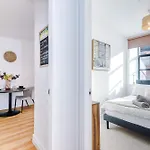 Modern -2 Min Walk From Station