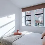Modern -2 Min Walk From Station *