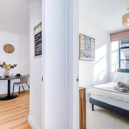 Modern -2 Min Walk From Station